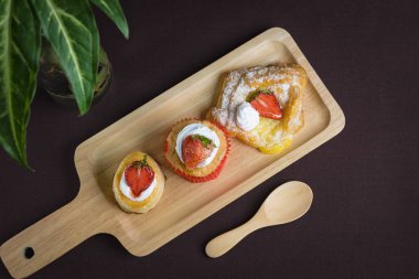 küp kek çilek ile vol au vent çilek ve Danimarka squar