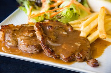 Izgara biftek, haşlanmış patates ve sebze salatası
