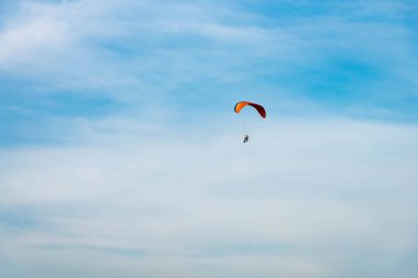 Paramotor 'a binen adam gökyüzünde uçuyor.