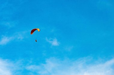Paramotor 'a binen adam gökyüzünde uçuyor.