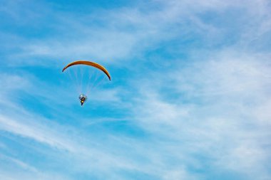 Paramotor 'a binen adam gökyüzünde uçuyor.