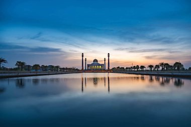 Günbatımı güzel cami