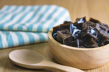 Ahşap masa çim jöle