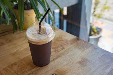 Plastik bardak buzlu siyah kahve americano