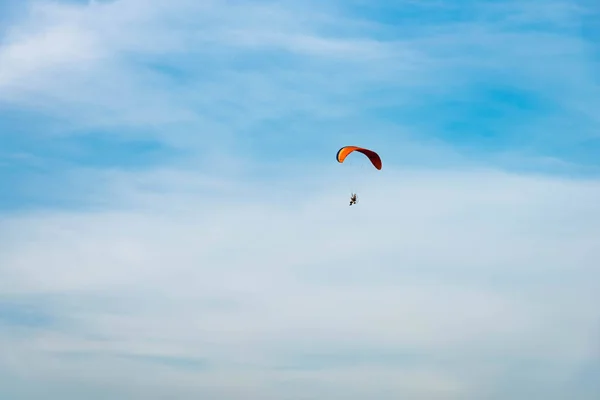 Homme tour Paramotor volant dans le ciel — Photo