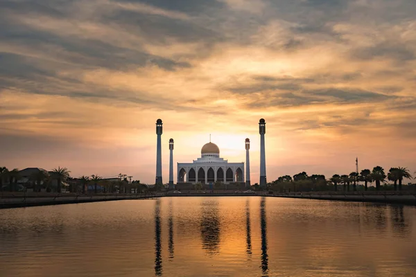 Красивая мечеть на закате — стоковое фото