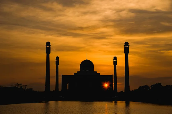 Красивая мечеть на закате — стоковое фото
