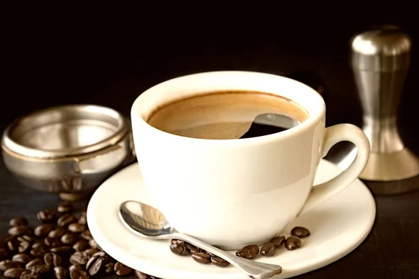 Koffiekopje en bonen met apparatuur voor koffie — Stockfoto