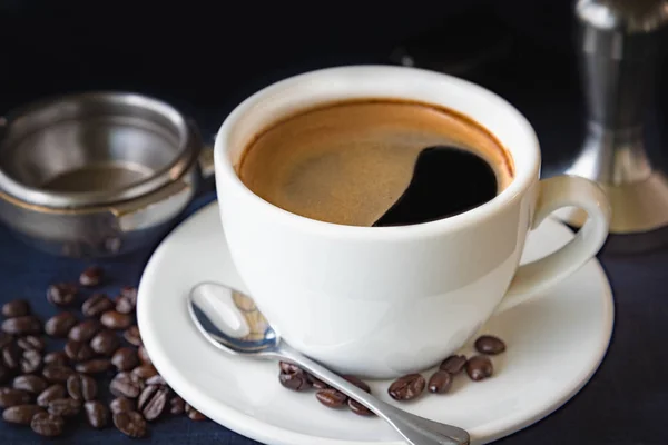 Csésze kávé és a bab, a berendezések a kávé — Stock Fotó