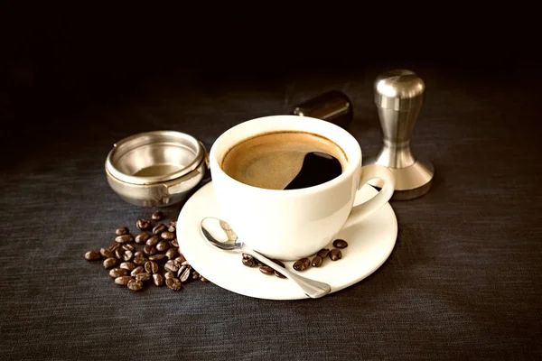 Tazza di caffè e fagioli con attrezzatura per il caffè — Foto Stock