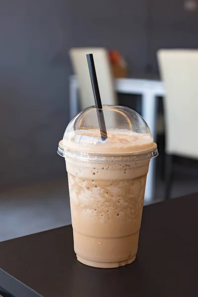 Mléko, káva koktejl v kelímek — Stock fotografie