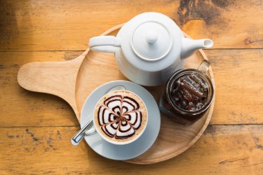 Kahve fincanı ahşap masada. 