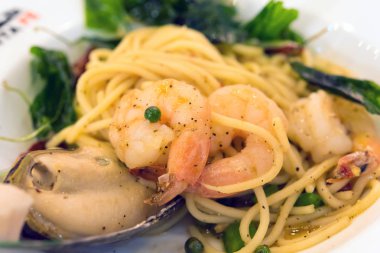 Acılı spagetti karides