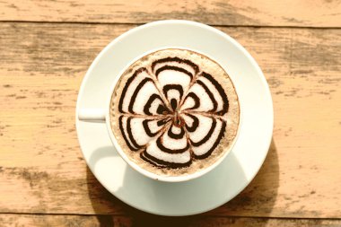 Kahve fincanı ahşap masada. 