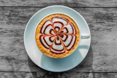 Kahve fincanı ahşap masada. 