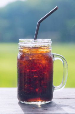 buzlu americano, buzlu ahşap masa, Kahve soğuk üzerinde siyah kahve.