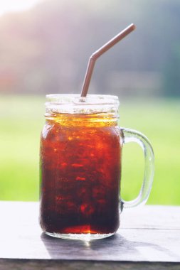 buzlu americano, buzlu ahşap masa, Kahve soğuk üzerinde siyah kahve.