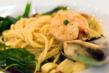 Acılı spagetti karides