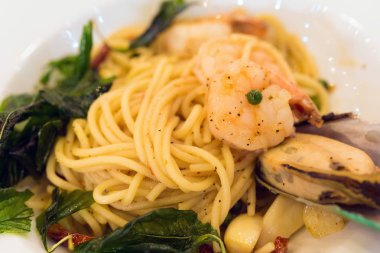 Acılı spagetti karides