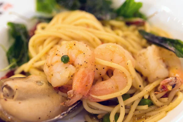 Acılı spagetti karides