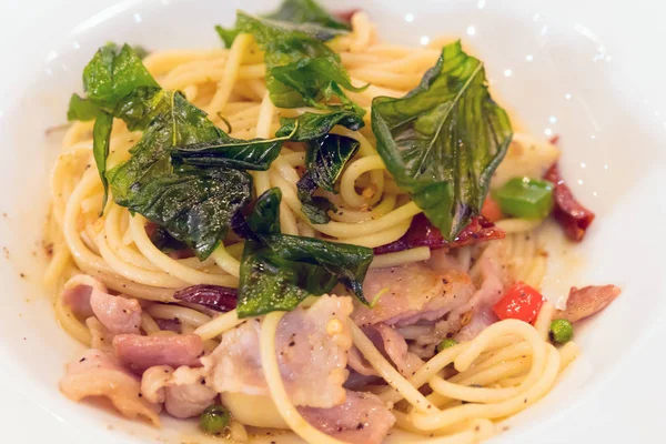 Baharatlı jambon spagetti