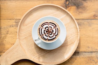 Kahve fincanı ahşap masada. 