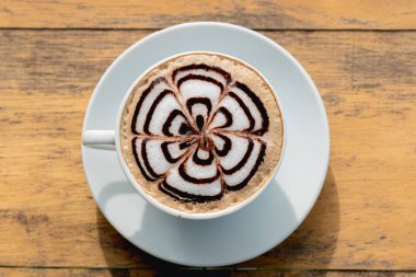 Kahve fincanı ahşap masada. 