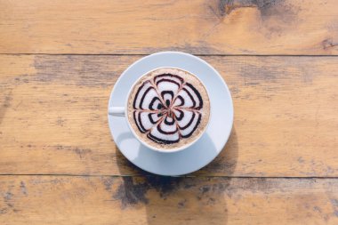 Kahve fincanı ahşap masada. 