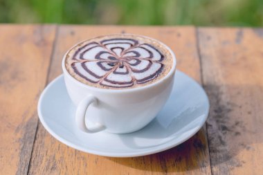 Kahve fincanı ahşap masada. 