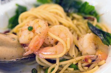 Acılı spagetti karides