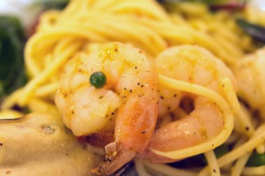 Acılı spagetti karides