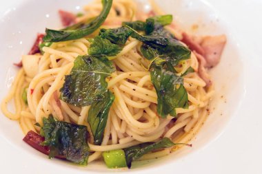 Baharatlı jambon spagetti