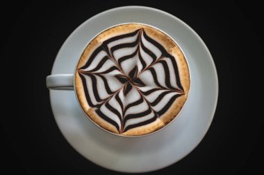 Siyah arka planda beyaz kahve.