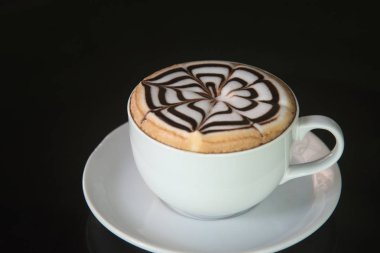 Siyah arka planda beyaz kahve.