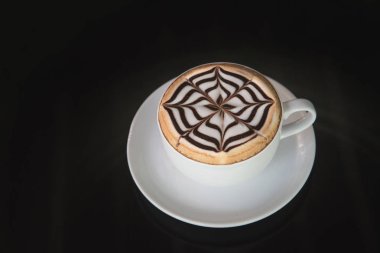 Siyah arka planda beyaz kahve.