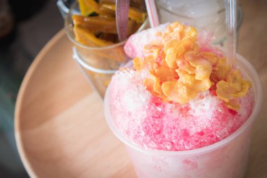 Kesilmiş buz. Dondurulmuş meyve Slush içecekler, tıraş buz tatlı ahşap plaka, karışımı tatlı
