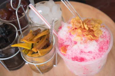 Kesilmiş buz. Dondurulmuş meyve Slush içecekler, tıraş buz tatlı ahşap plaka, karışımı tatlı