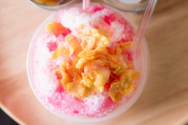 Kesilmiş buz. Dondurulmuş meyve Slush içecekler, tıraş buz tatlı ahşap plaka, karışımı tatlı