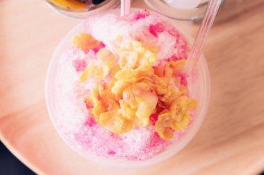 Kesilmiş buz. Dondurulmuş meyve Slush içecekler, tıraş buz tatlı ahşap plaka, karışımı tatlı