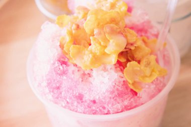 Kesilmiş buz. Dondurulmuş meyve Slush içecekler, tıraş buz tatlı ahşap plaka, karışımı tatlı