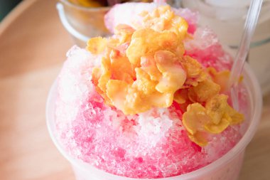 Kesilmiş buz. Dondurulmuş meyve Slush içecekler, tıraş buz tatlı ahşap plaka, karışımı tatlı