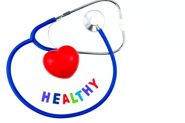 Mavi stetoskop izole ve beyaz zemin üzerine kırmızı kalp