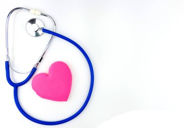 Mavi stetoskop izole ve beyaz zemin üzerine kırmızı kalp