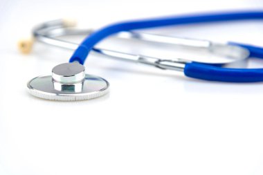 Beyaz zemin üzerine kırmızı kalp ile mavi stetoskop ve loptop bilgisayar.