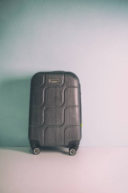 Sert kabuklu siyah bavul dört tekerlekli