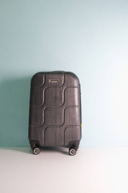 Sert kabuklu siyah bavul dört tekerlekli