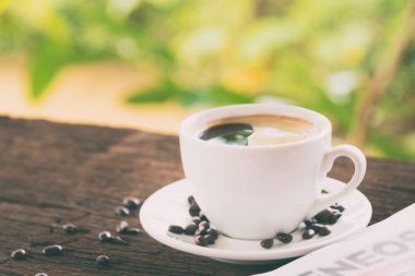 bir fincan kahve ve bir gazete 