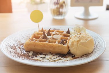 çikolata sosu ve dondurma waffle