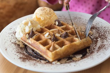 çikolata sosu ve dondurma waffle