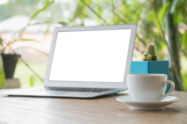 Açık havada ahşap bir masa üstünde laptop